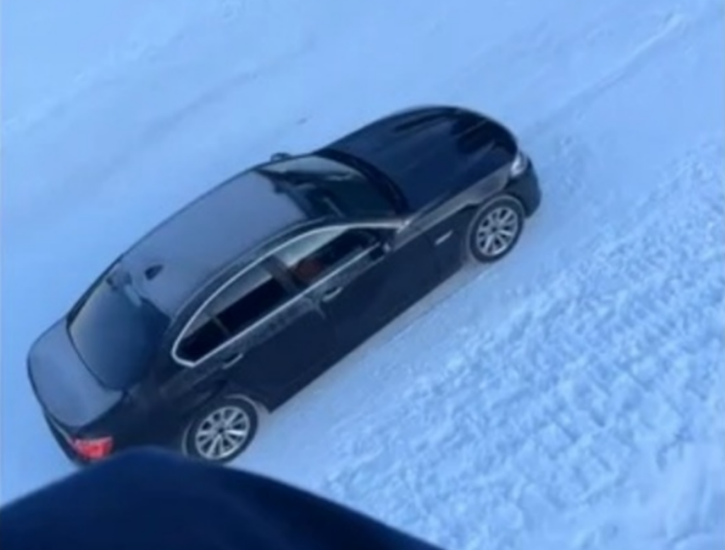 Încă un BMW filmat urcând pe partie. Se crede că este mai ieftin să urci așa decât cu telescaunul