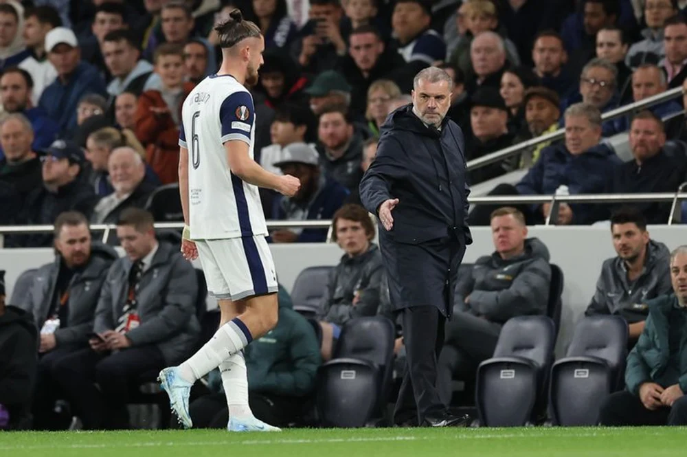 Privat: Meci de uitat pentru Radu Drăgușin: românul, schimbat la pauză în Tottenham