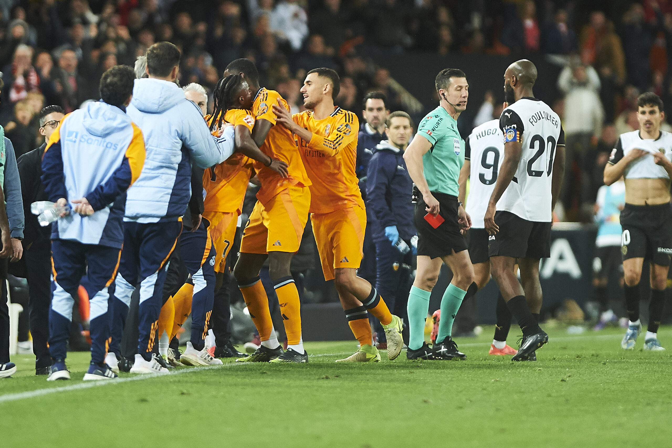 Privat: Real Madrid trimite hârtiile, după ce Vinicius a sărit să-l bată pe arbitru