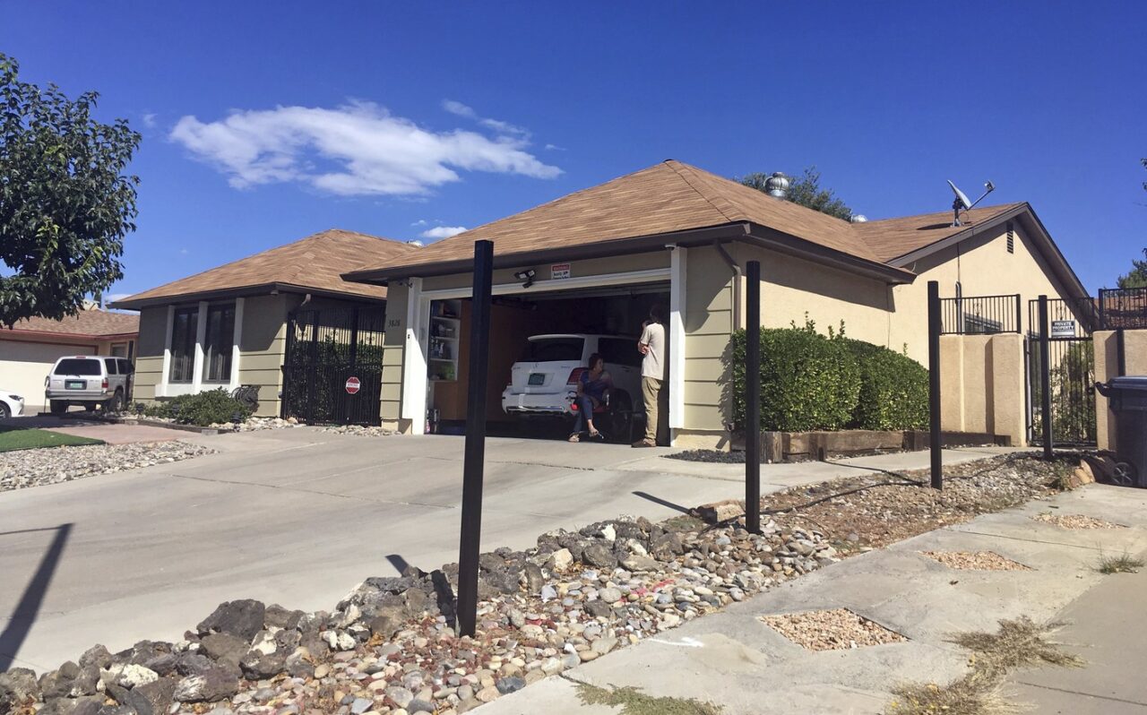 Privat: CASA din serialul „Breaking Bad”, scoasă la vânzare de proprietara disperată de fanii care o vizitează întruna. Cât costă celebra locuinţă