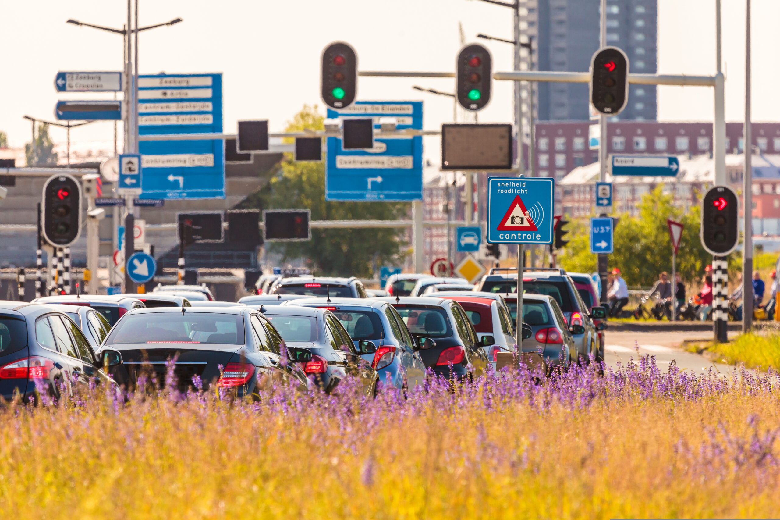 Amsterdam renunță la semafoarele inteligente: „Pot colecta informații personale fără ca oamenii să observe”