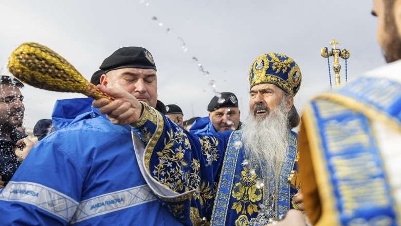 ÎPS Teodosie s-a împiedicat la slujba de sfințire a apei pentru Bobotează. Mii de oameni, așteptați astăzi să ia agheasmă în Constanța