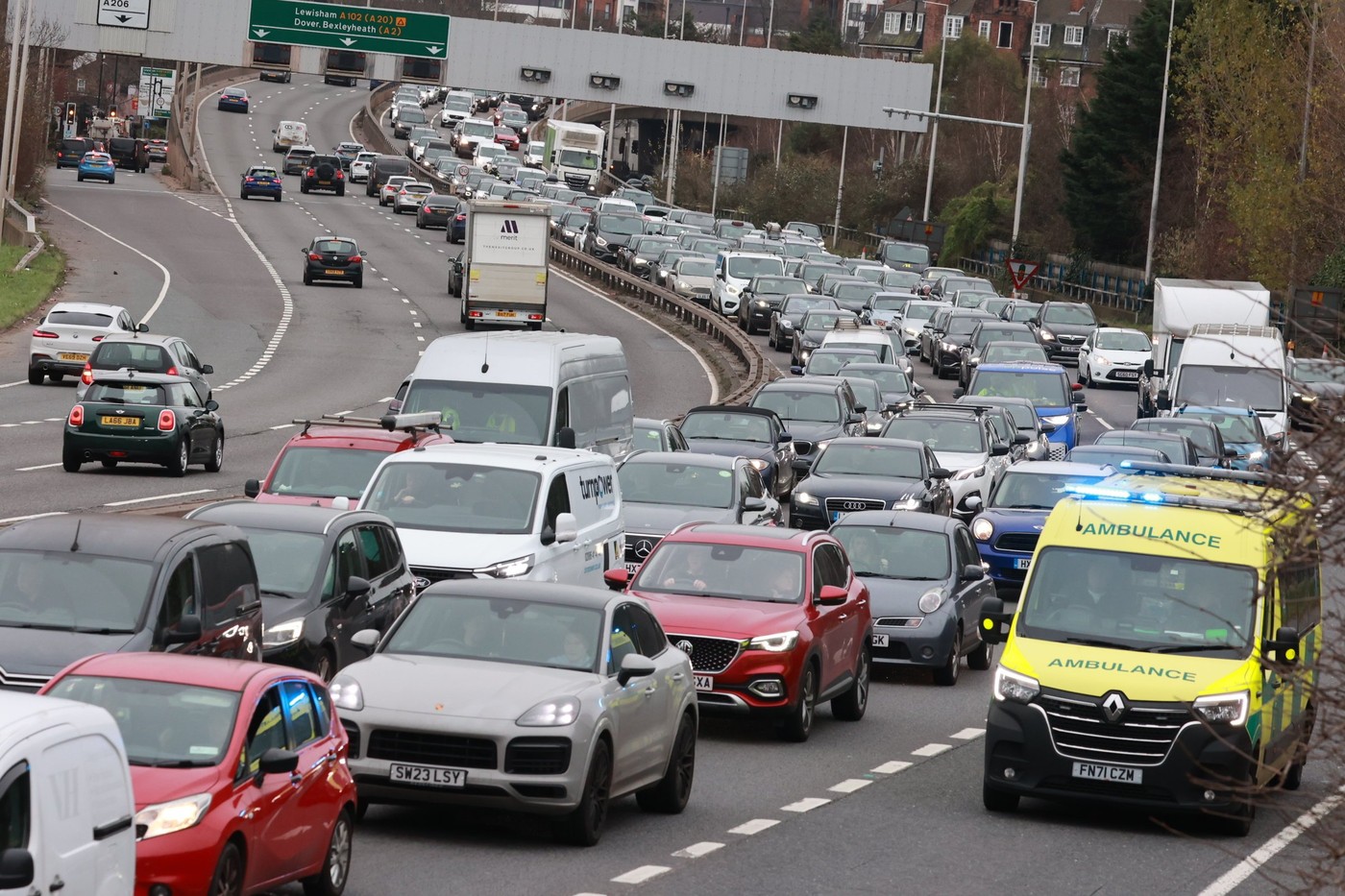 Orașul unde șoferii au petrecut în medie 101 de ore în trafic. Care este cel mai aglomerat loc din Europa
