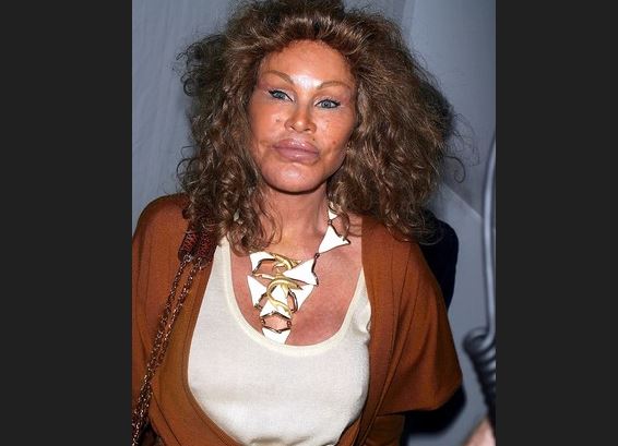 A murit „Catwoman”. Jocelyn Wildenstein era celebră pentru operaţiile estetice extreme