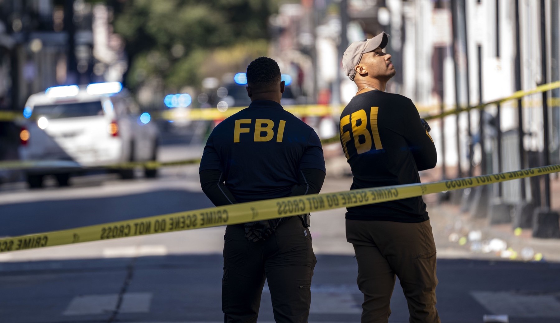 Trei bărbaţi şi o femeie ar fi fost implicaţi în plasarea unor dispozitive explozive în New Orleans. Bilanțul morților a ajuns la 15