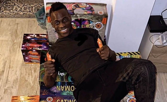 Privat: FOTO. Balotelli nu se lasă de Anul Nou, la 13 ani după ce şi-a incendiat casa cu artificii. A pregătit cantități impresionante